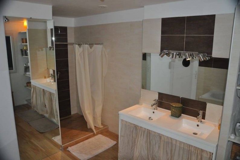 Location de vacances - Villa à Saint-Martin-de-Seignanx - salle de bain avec douche italienne 100*120 et grande baignoire, double vasque