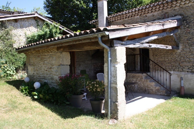 Location de vacances - Gîte à Vaunaveys-la-Rochette - La Terrasse abritée avec barbecue et salon de jardin