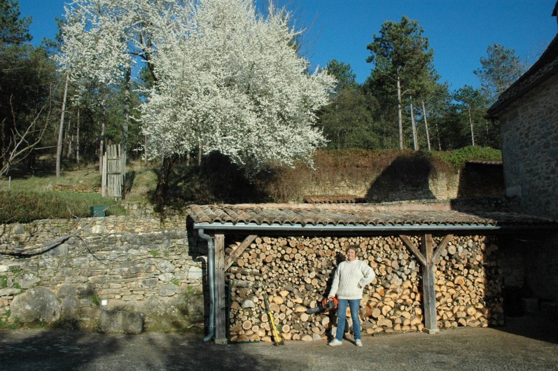 Location de vacances - Maison - Villa à Bézenac - Une bonne provision de bois pour la cheminée