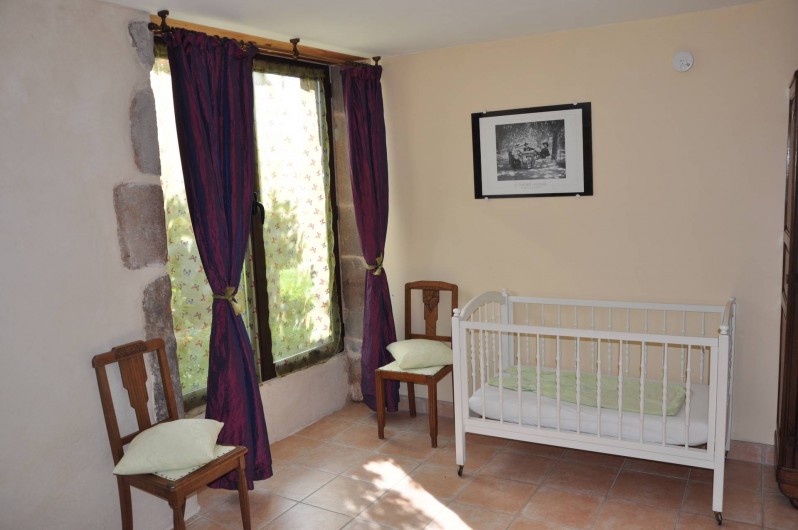 Location de vacances - Gîte à Saint-Eugène - chambre 1 du RDC avec lit bébé
