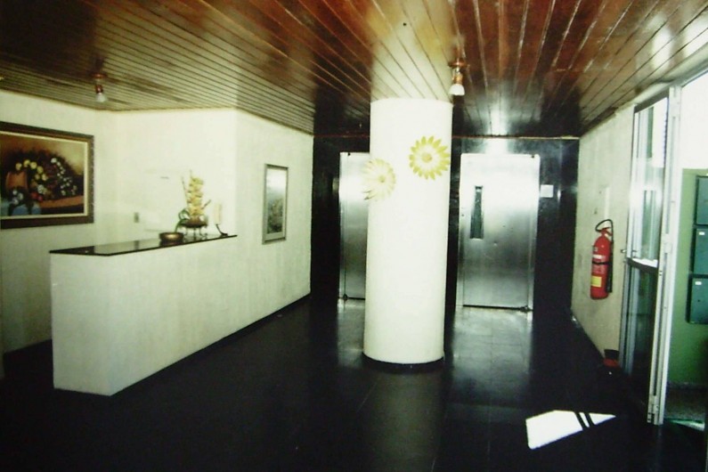 Location de vacances - Appartement à Fortaleza - Hall d’entrée du bâtiment avec deux ascenseurs
