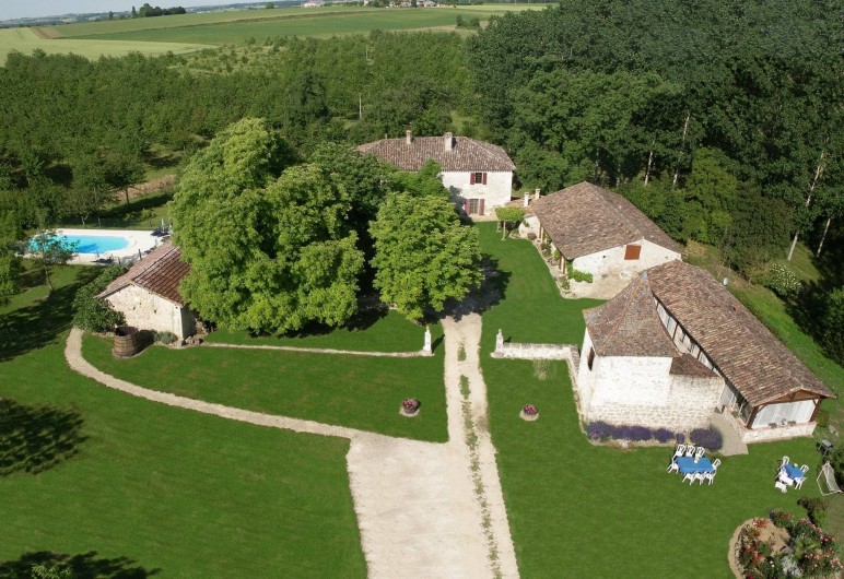 Location de vacances - Gîte à Nérac - Pehillo et ses bâtisses vues du ciel ©Pehillo