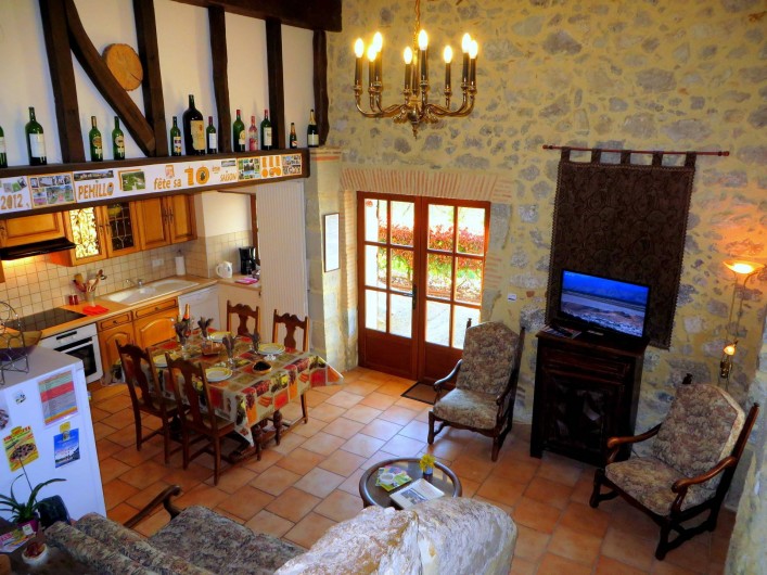 Location de vacances - Gîte à Nérac - La pièce à vivre du Gîte du Pigeonnier ©Pehillo