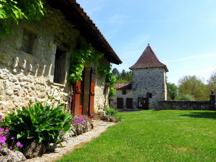 Location de vacances - Gîte à Nérac - Vue sur le bureau d'accueil niché dans l'ancien pigeonnier ©Pehillo