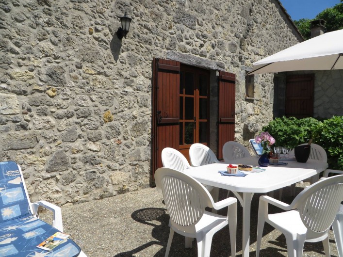 Location de vacances - Gîte à Nérac - La terrasse du gite de la Source ©Pehillo