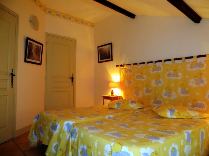 Location de vacances - Gîte à Nérac - La Chambre mansardée à l'étage du Gîte de la Source ©Pehillo