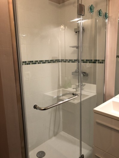 Location de vacances - Gîte à Ville-Langy - salle de bain rez de chaussée douche italienne lavabo  WC  sèche cheveux