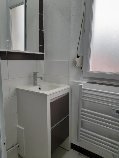 Location de vacances - Studio à Berck - lavabo sur meuble radiateur sèche-serviette