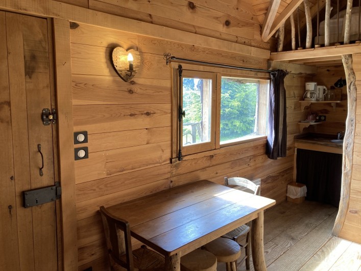 Location de vacances - Chalet à Saissac - espace repas de la cabane