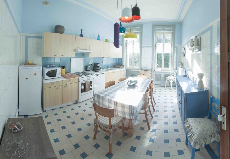 Location de vacances - Château - Manoir à Raon-l'Étape - la cuisine de l'étage tous les produits d'entretien sont à disposition