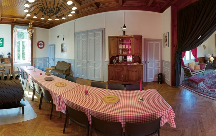 Location de vacances - Château - Manoir à Raon-l'Étape - La grande salle toute équipée pour 15  personnes