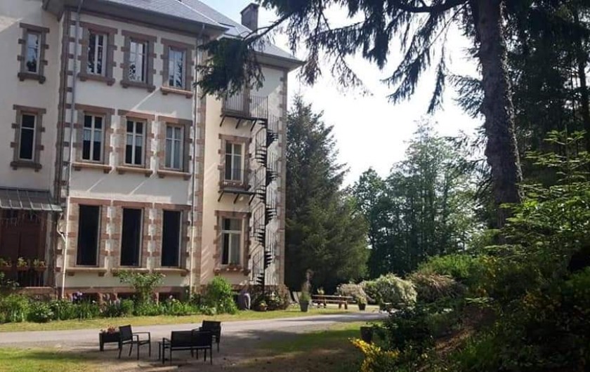 Location de vacances - Château - Manoir à Raon-l'Étape - Le château coté forêt avec salon de jardin et barbecue