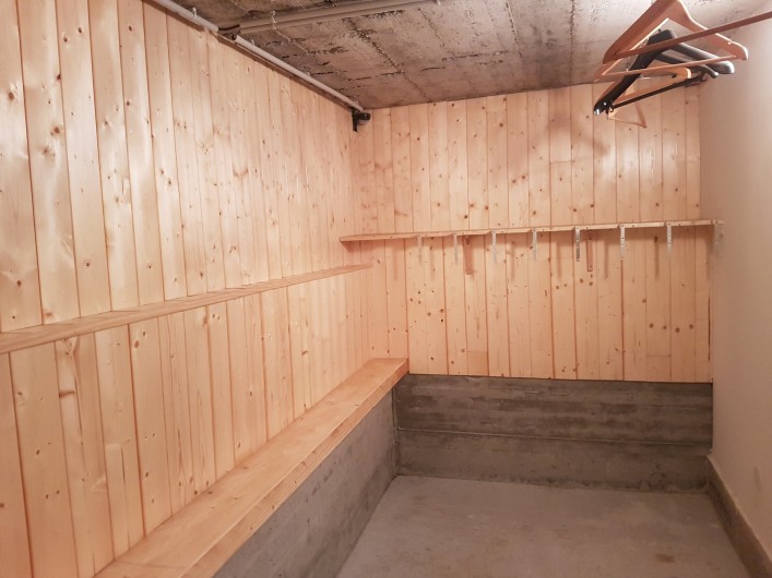 Location de vacances - Chalet à Combloux - Local ski avec penderie pour combinaisons ski