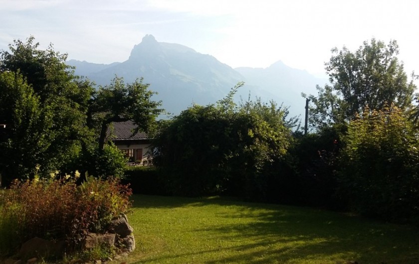 Location de vacances - Chalet à Combloux - Jardin côté aiguille de Varan