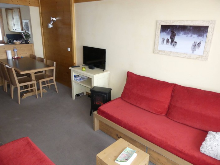 Location de vacances - Appartement à La Plagne - Salon séjour avec 2 lits simple 90x200 + 1lit gigogne 90x200 sous le canapé.