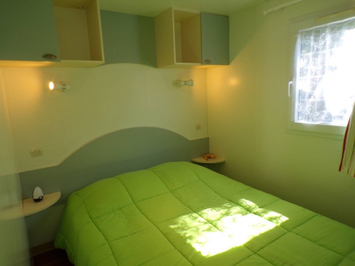 Location de vacances - Bungalow - Mobilhome à La Cassagne - chambre d'un mobil-home