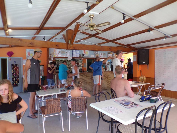 Location de vacances - Bungalow - Mobilhome à La Cassagne - bar-accueil, vue de l'intérieur