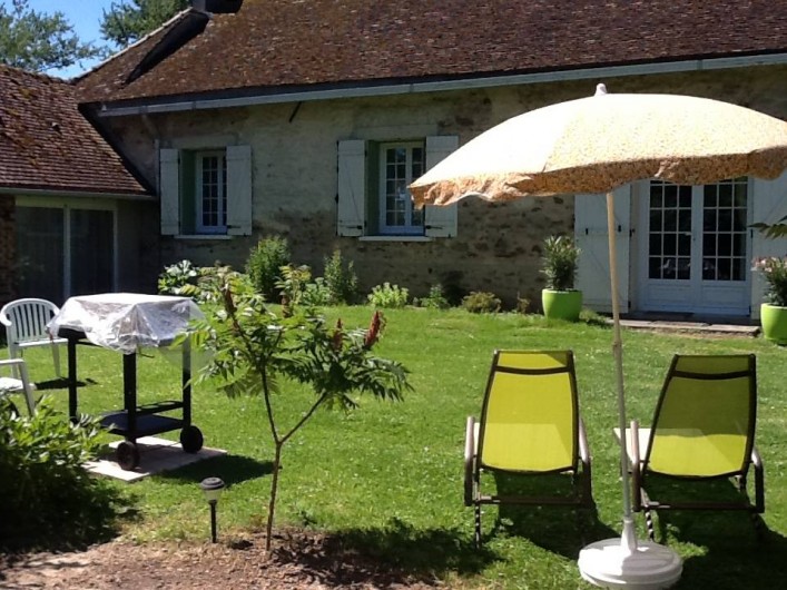Location de vacances - Maison - Villa à Saint-Germain-sous-Doue - Vue cour intérieur privée Barbecue Transats ... Au calme