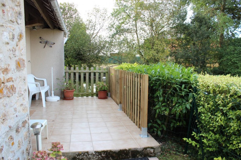 Location de vacances - Maison - Villa à Saint-Germain-sous-Doue - La cuisine donne sur cette petite terrasse avec vue sur le plan d'eau