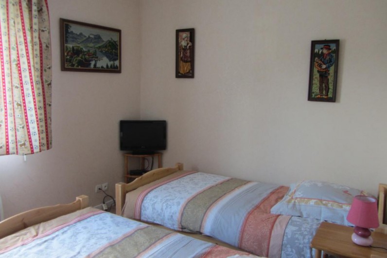 Location de vacances - Appartement à Faverges - chambre 2 lits de 90 + télévision