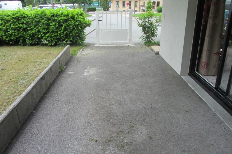Location de vacances - Appartement à Faverges - cour sécurisée pour les enfants.