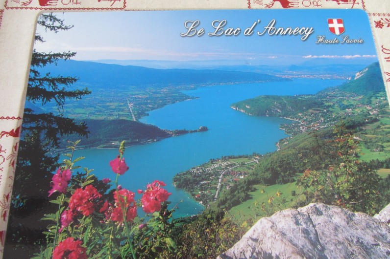 Location de vacances - Appartement à Faverges - Vue sur le lac d'Annecy. Site à visiter, décollage des parapentes.