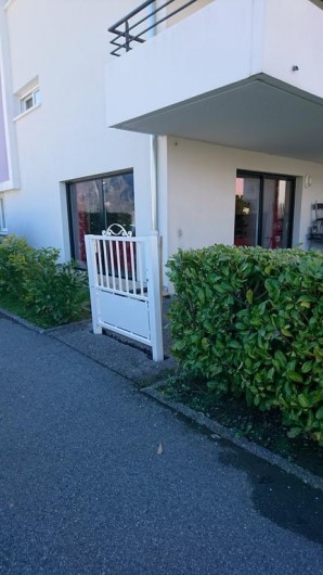 Location de vacances - Appartement à Faverges - entrée sur la cour et le jardin, sécurisée grâce au portail fermant à clé