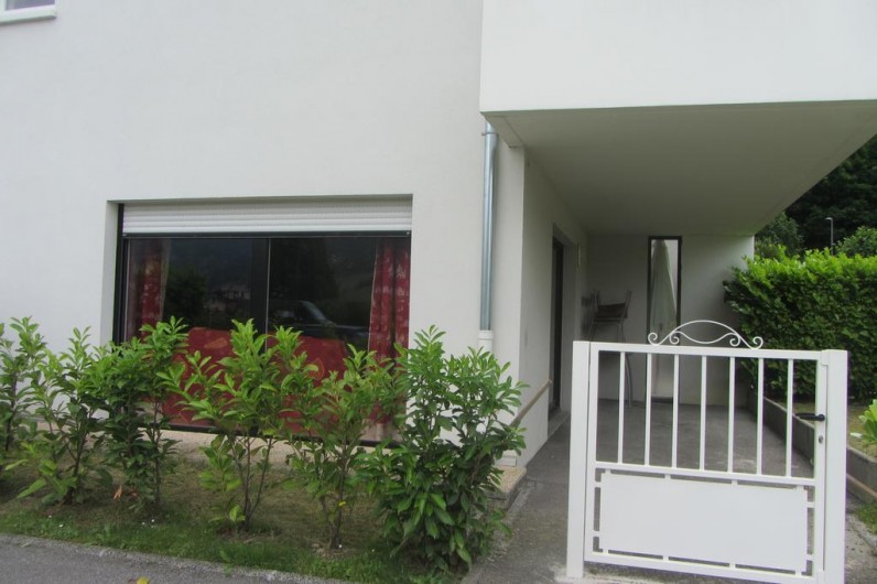 Location de vacances - Appartement à Faverges - entrée par le portail