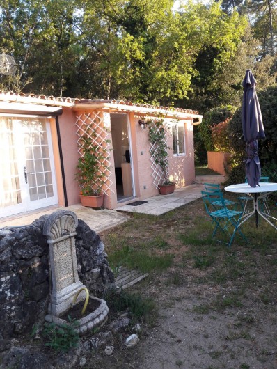 Location de vacances - Maison - Villa à Montauroux - gite avec table ronde parasol