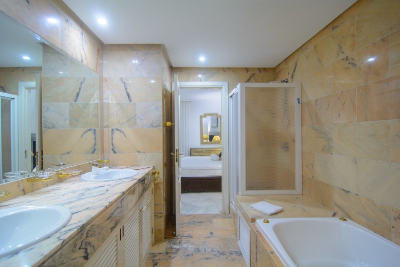 Location de vacances - Appartement à Marbella - Douche à l'italienne, baignoire, double lavabo dans la salle de bain.