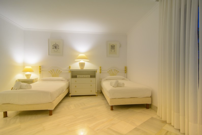 Location de vacances - Appartement à Marbella - Deux lits simples dans la chambre familiale avec tiroir