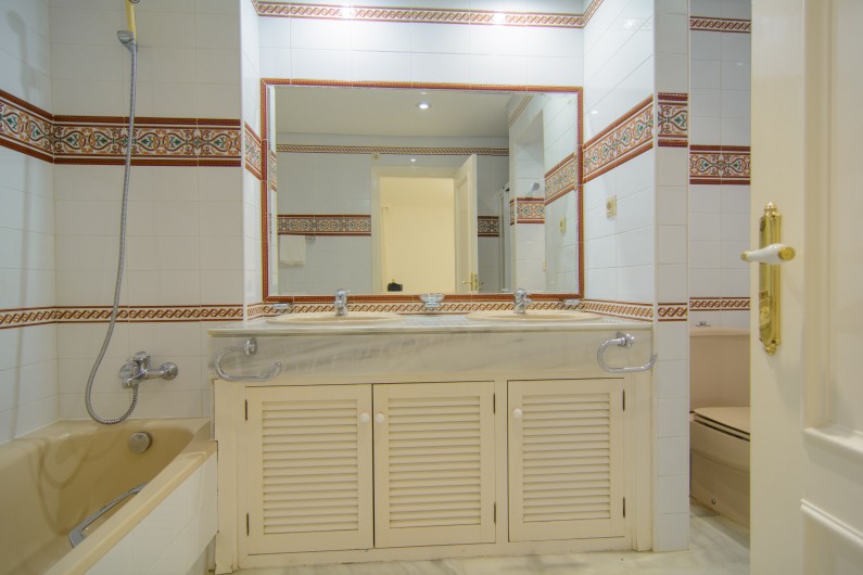 Location de vacances - Appartement à Marbella - Salle de bain attenante avec double lavabo, baignoire et douche