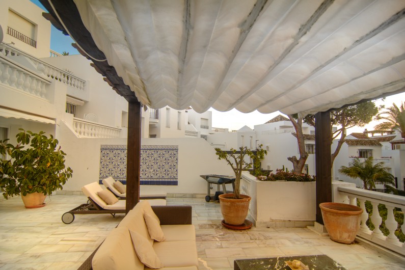 Location de vacances - Appartement à Marbella - Coin salon couvert sur une terrasse spacieuse
