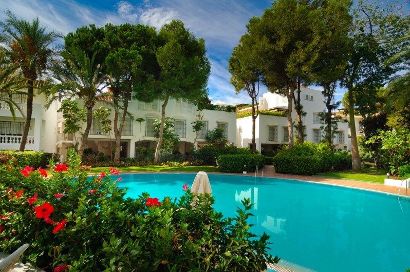 Location de vacances - Appartement à Marbella - Végétation méditerranéenne autour des trois piscines