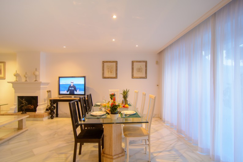 Location de vacances - Appartement à Marbella - Salle à manger avec table pour huit personnes, TV à écran plat