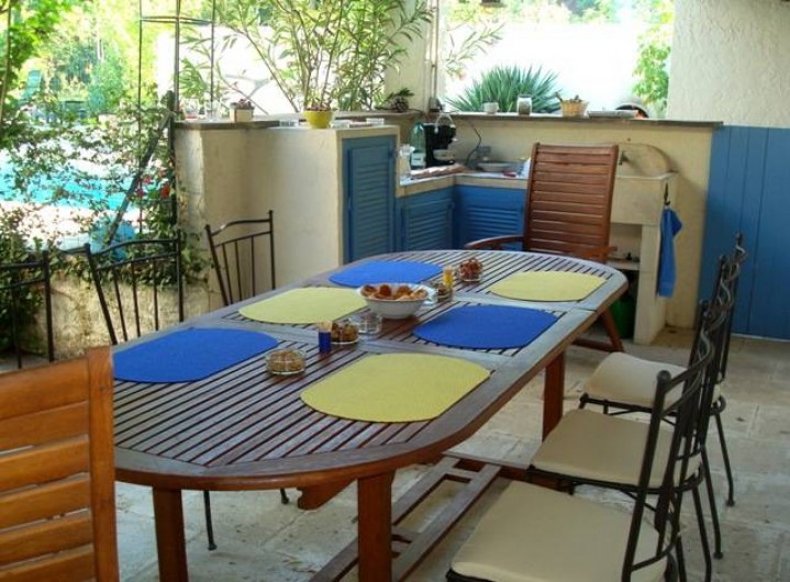 Location de vacances - Villa à Maubec - coin repas et cuisine d'été