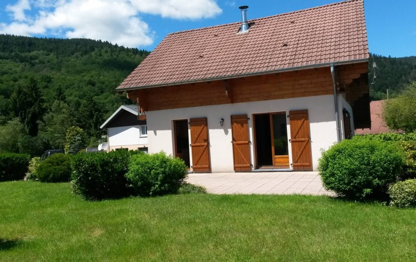 Location de vacances - Chalet à Le Menil - Terrasse côté sud