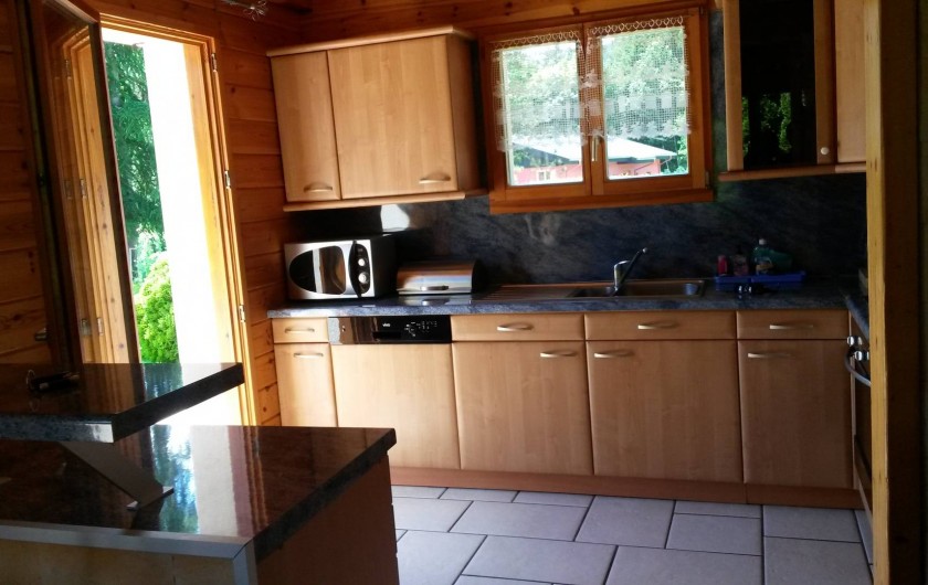Location de vacances - Chalet à Le Menil - Cuisine américaine donnant sur terrasse