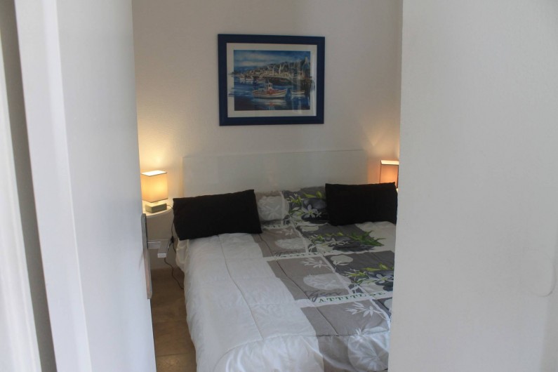 Location de vacances - Maison - Villa à Le Lavandou - chambre  rez de chaussée avec placards