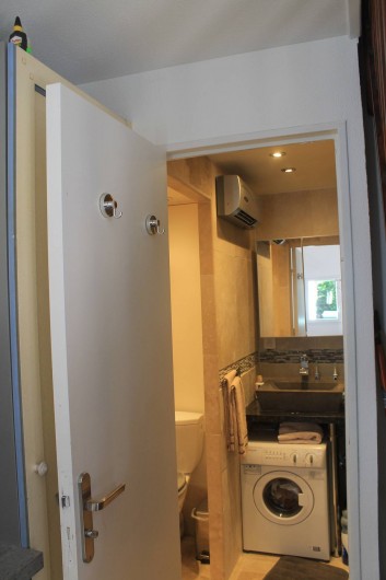 Location de vacances - Maison - Villa à Le Lavandou - salle d'eau pierre naturel travertin