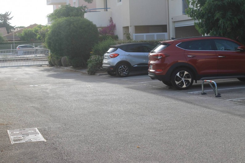 Location de vacances - Maison - Villa à Le Lavandou - parking privé numéroté voiture rouge