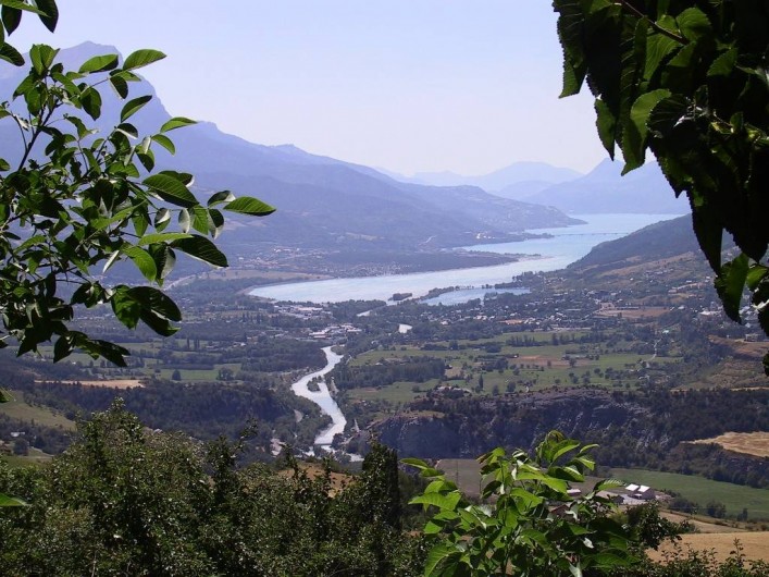 Location de vacances - Chalet à Saint-André-d'Embrun - Vue panoramique du camping sur la vallée de Serre-Ponçon