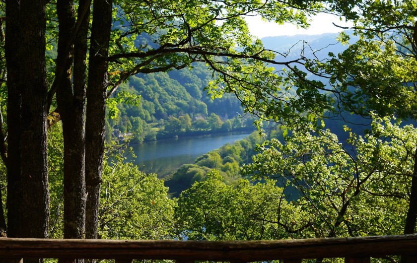Location de vacances - Chambre d'hôtes à Saint-Martial-Entraygues - Vue depuis la cabane "Houx Blond"