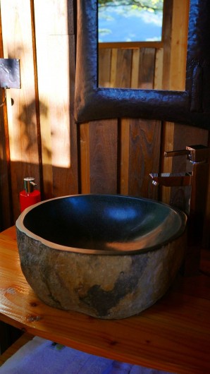 Location de vacances - Chambre d'hôtes à Saint-Martial-Entraygues - Salle de bain de la cabane "Epicea Souhait"