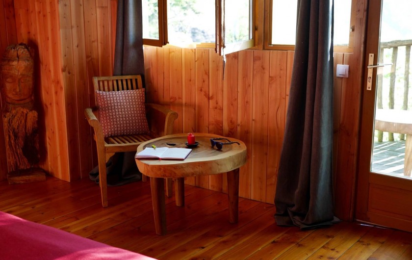 Location de vacances - Chambre d'hôtes à Saint-Martial-Entraygues - Intérieur de la cabane "Epicea Souhait"