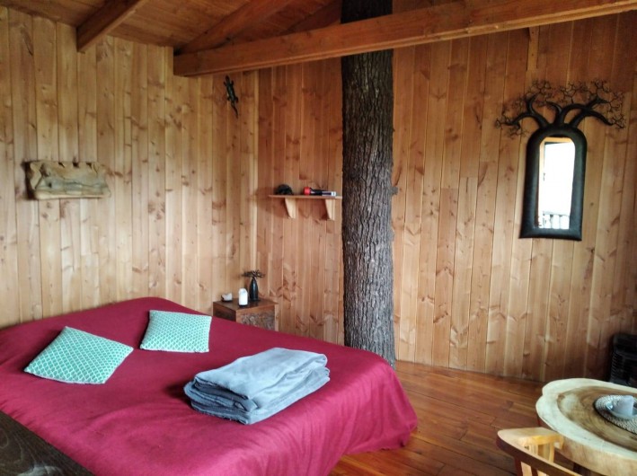 Location de vacances - Chambre d'hôtes à Saint-Martial-Entraygues - Intérieur de la cabane "Epicea Souhait"