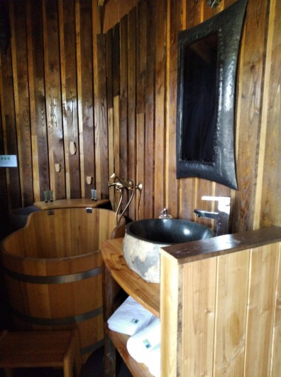Location de vacances - Chambre d'hôtes à Saint-Martial-Entraygues - Salle de bain de la cabane "Epicea Souhait"