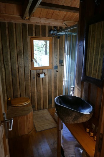 Location de vacances - Chambre d'hôtes à Saint-Martial-Entraygues - Salle de bain de la cabane "Des Chesnaies"
