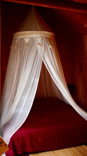 Location de vacances - Chambre d'hôtes à Saint-Martial-Entraygues - Lit de  la cabane "Houx Blond"