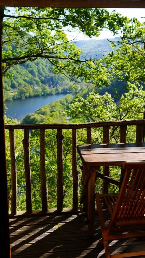 Location de vacances - Chambre d'hôtes à Saint-Martial-Entraygues - Terrasse de  la cabane "Houx Blond"